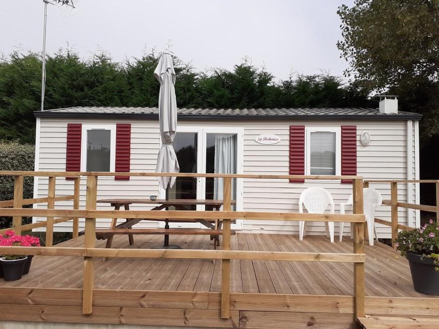 Les Mobile Home De Kerroyal Garlan Bagian luar foto