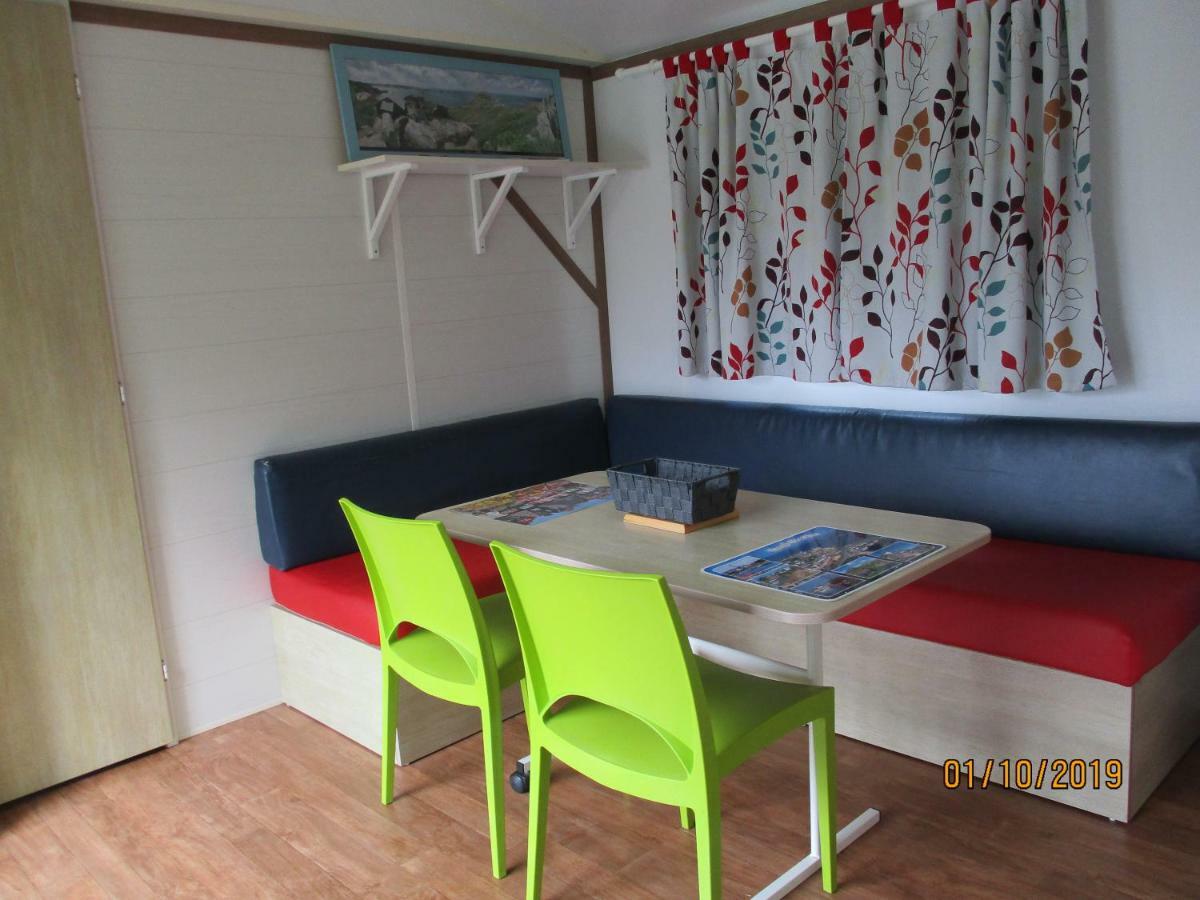 Les Mobile Home De Kerroyal Garlan Bagian luar foto
