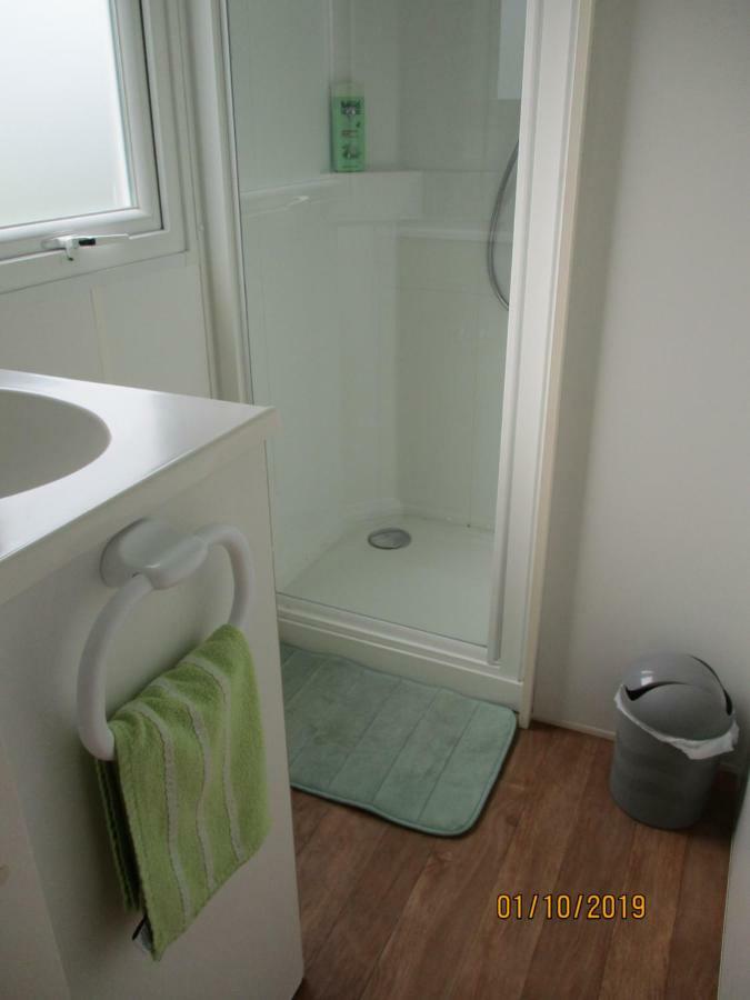 Les Mobile Home De Kerroyal Garlan Bagian luar foto